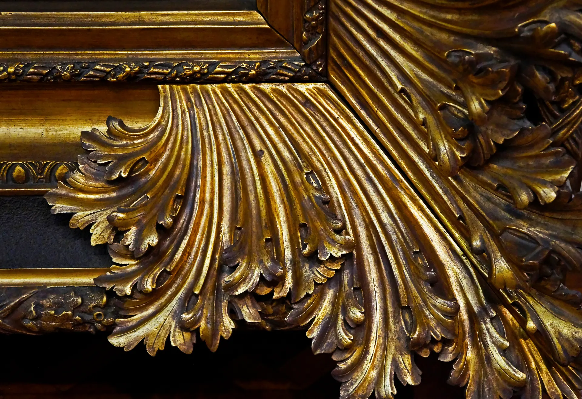 Détail d'un cadre en bois doré ouvragé