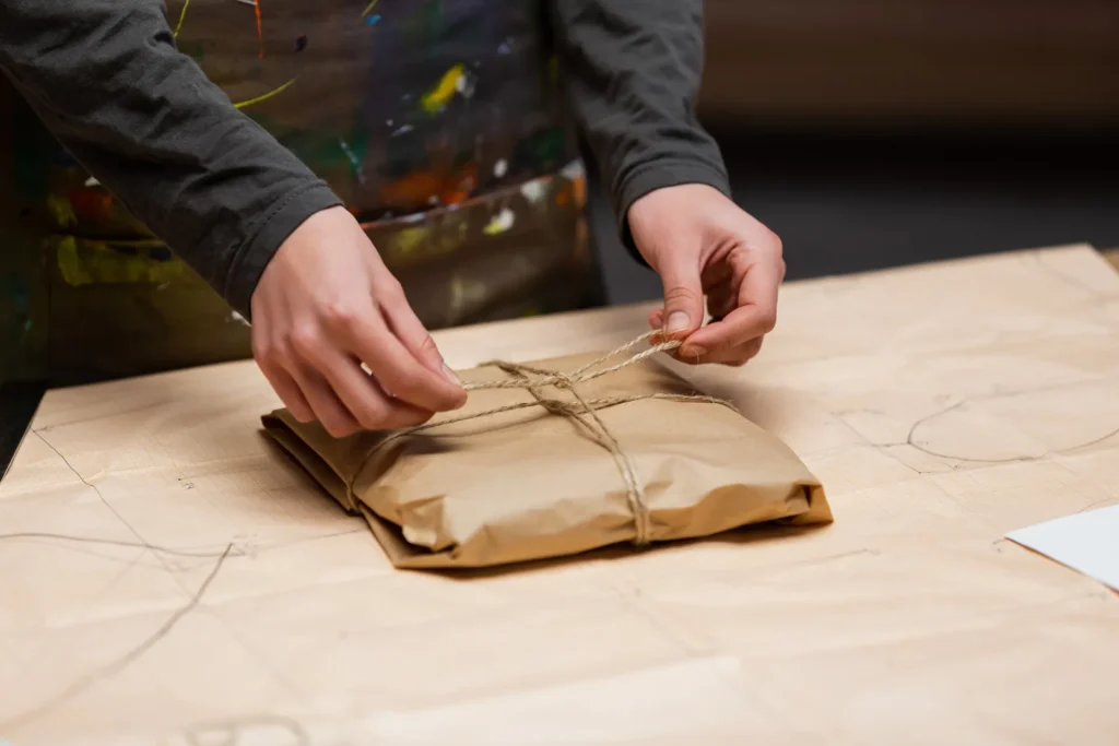 Colis emballé dans du papier kraft et de la ficelle