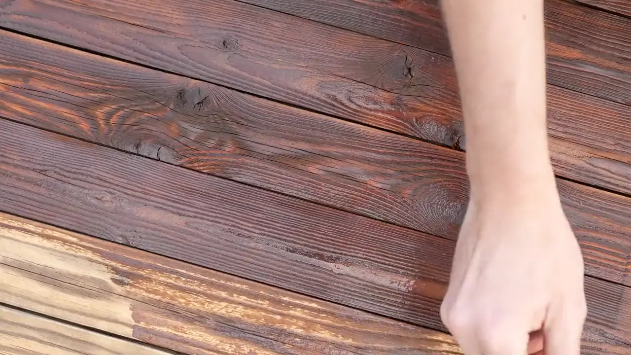 Vernis brun appliqué sur des planches de bois