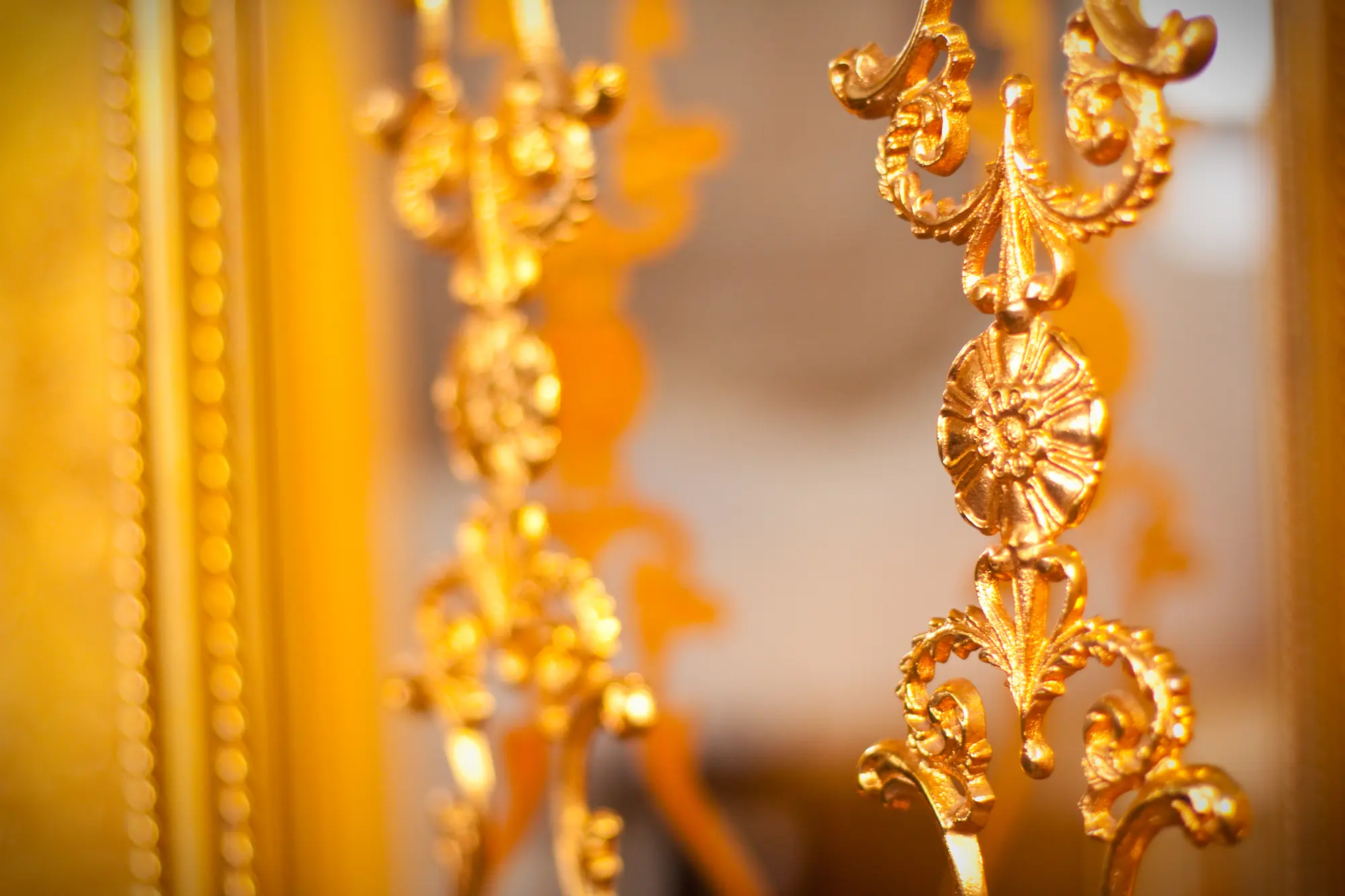 Détails dorés d'une décoration intérieure élégante