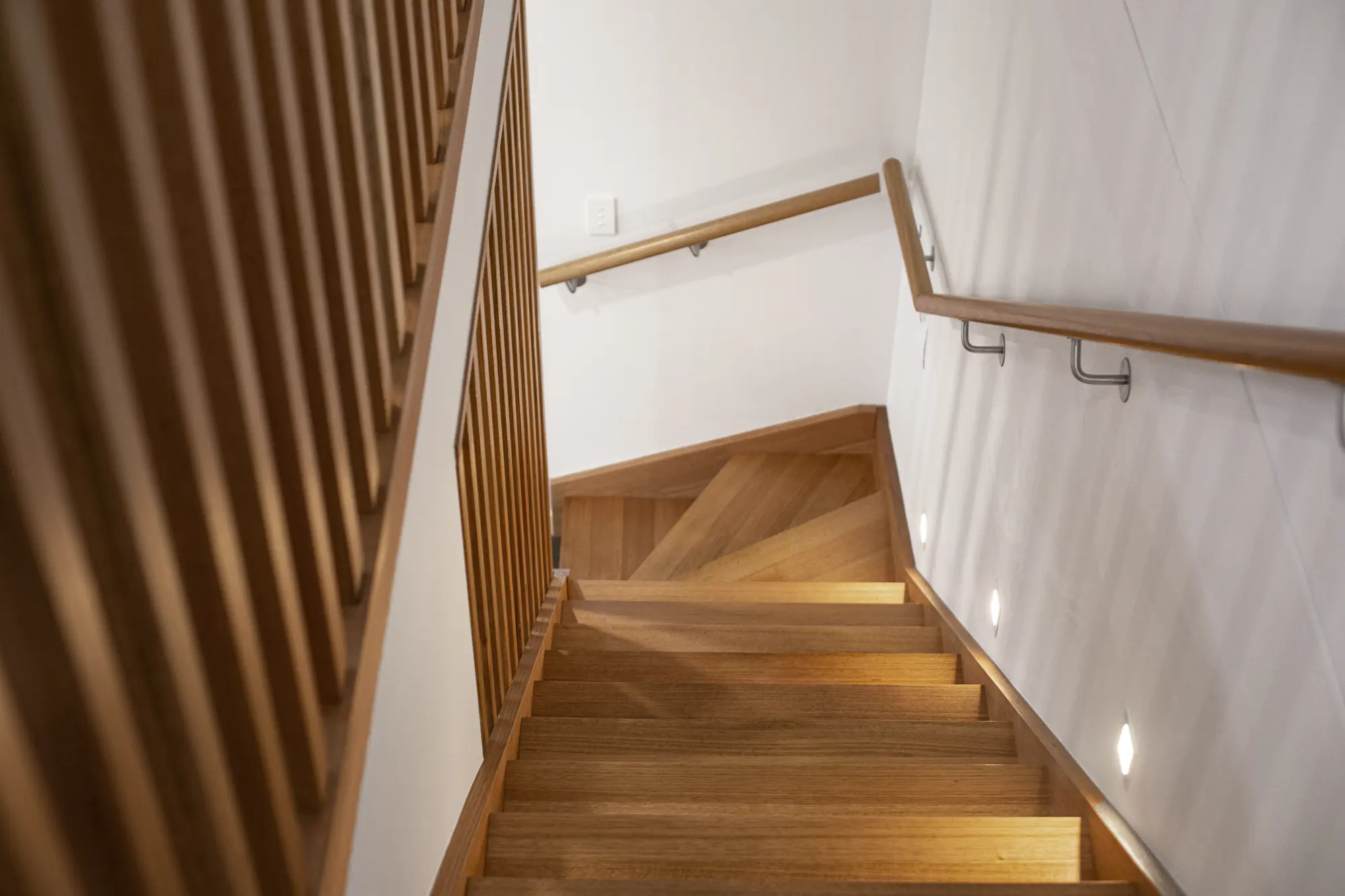 Escalier en bois moderne au design soigné
