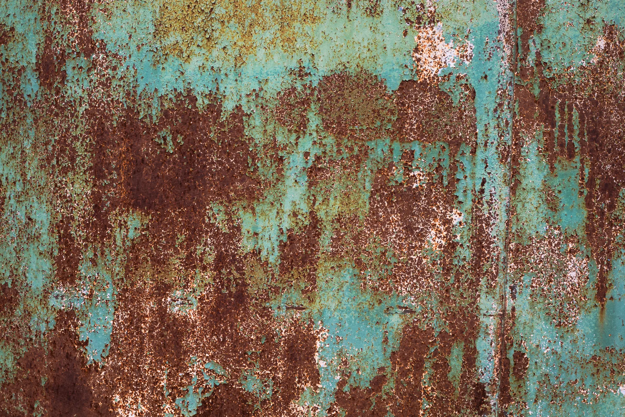Plaque de métal rouillée à la patine turquoise