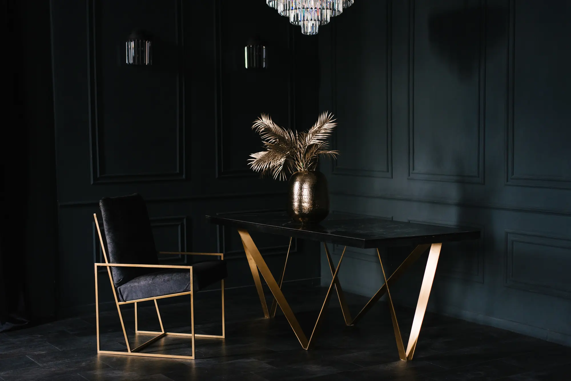 Pièce moderne sombre aux détails dorés luxueux